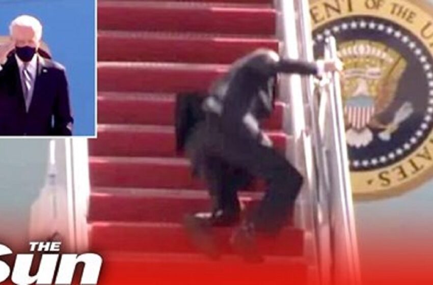 (VIDEO) Joe Biden a căzut pe scara avionului, după ce s-a împiedicat de trei ori. Casa Albă: „Vântul a fost de vină”