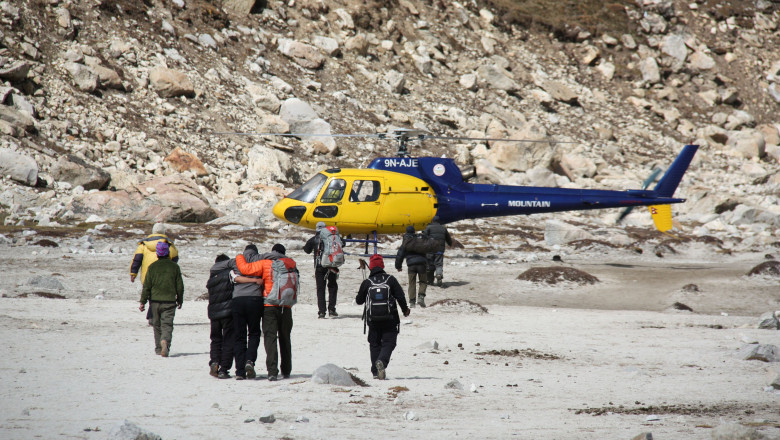 Coronavirusul a ajuns pe cel mai înalt munte din lume. Un alpinist de pe Everest a fost coborât cu elicopterul după ce s-a simțit rău