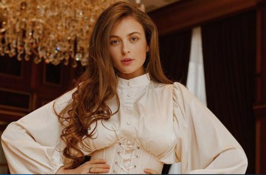 FOTO Pe internet este bombă sexy, dar în realitate este mămică model! Valeria Făinescu arată demențial la doar o lună după ce a născut