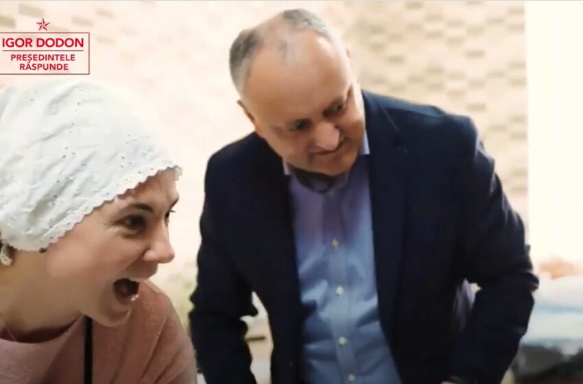 (video) Pregătirile de Paști sunt în toi în familia lui Igor Dodon! Chiar dacă este îmbrăcat la patru ace, acest lucru nu l-a oprit pe liderul PSRM să dea o mână de ajutor