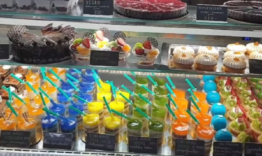 Verde pentru Pfizer, albastru pentru Moderna. O cofetărie din Ungaria a creat o gamă de mousse-uri inspirate de vaccinurile anti-Covid