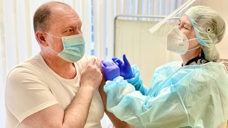 (video) Prim-ministrul Ciocoi, imunizat cu vaccinul chinezesc, împotriva Covid-19