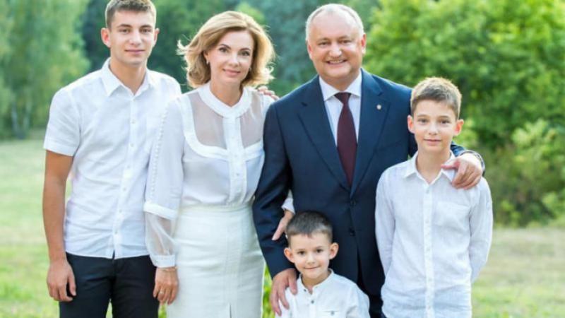 (foto) Vlad Dodon este absolvent și e mai înalt deja decât tatăl său: Ce mesaj i-a transmis Igor Dodon