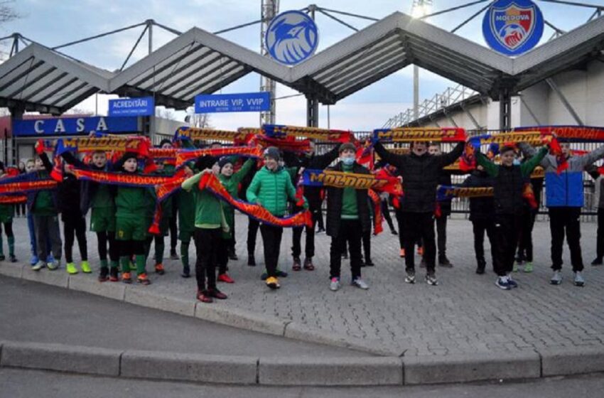 „Hai Moldova”: 40 de discipoli au încurajat tricolorii înaintea partidei din preliminariile Campionatului Mondial