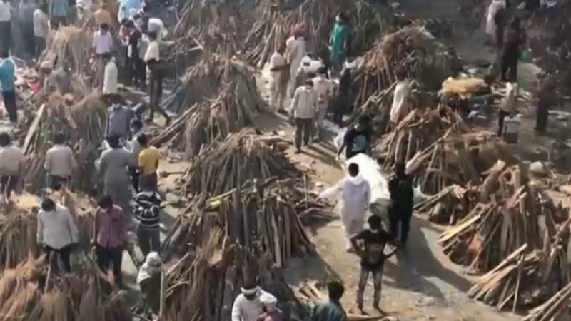 (video) Imagini sfâșietoare în India. Unele spitale refuză pacienții fără butelii de oxigen aduse de acasă