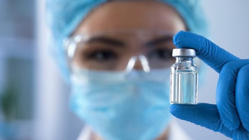 O femeie „a furat” vaccinul anti-Covid al bătrânei pe care o îngrijea în Italia