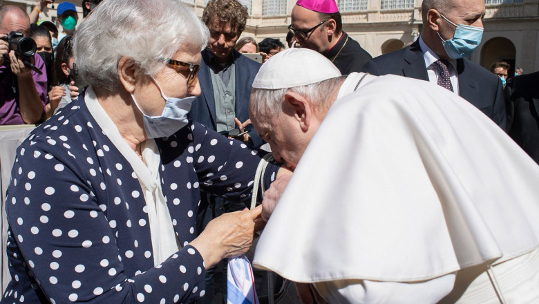  Papa Francisc a sărutat numărul de lagăr tatuat pe braţul unei supravieţuitoare a Holocaustului