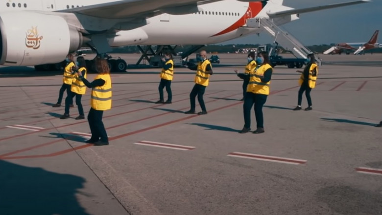 (video) Angajaţii aeroportului Milano Malpensa au dansat de bucurie că s-au întors la muncă