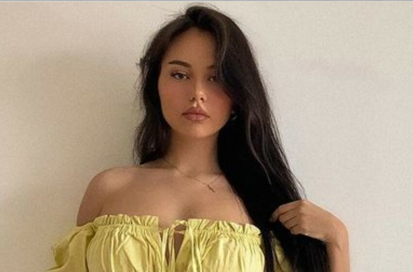 FOTO Se vede aproapte tot! O bloggeriță s-a afișat pe Internet, în bikini și cu sânii la vedere