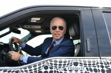 Joe Biden se ţine de glume la volan. Președintele SUA a testat o maşină electrică