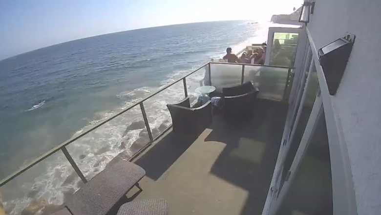 (video) Au văzut moartea cu ochii! Un balcon plin cu oameni cade în gol câțiva metri și se prăbușește pe stânci