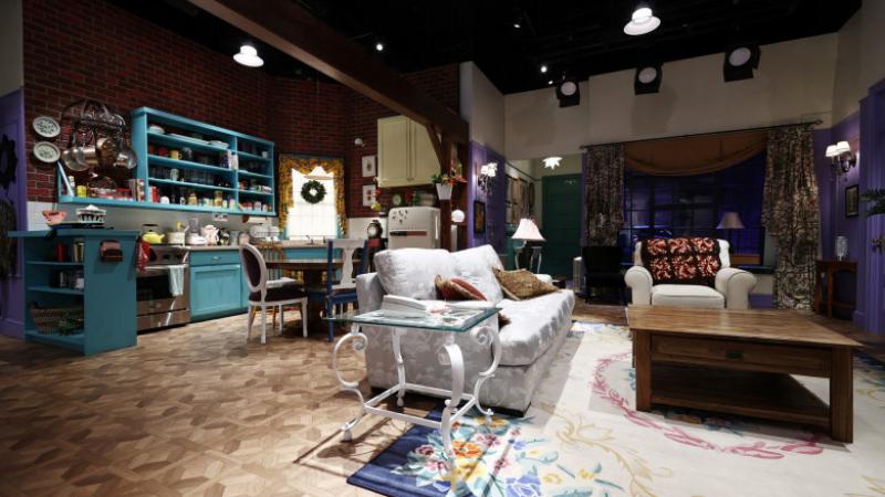 Fanii serialului „Friends” pot închiria apartamentul în care locuiau Monica și Rachel. Cât costă o noapte de cazare