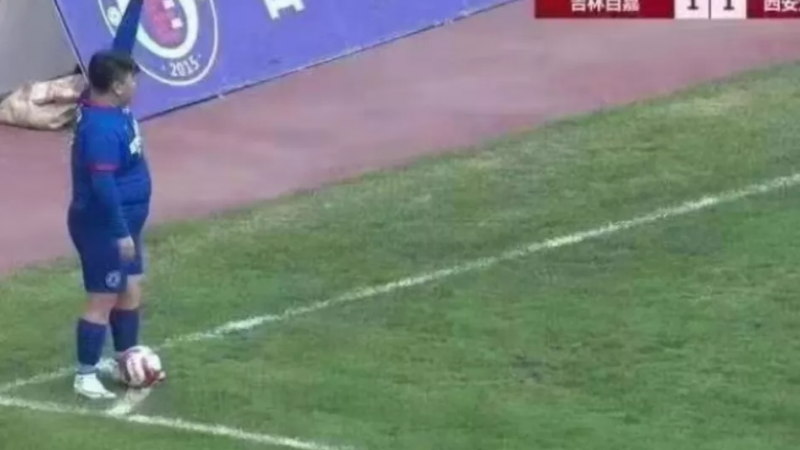 China: Are 126 de kilograme și și-a început cariera pe teren la 35 de ani, după ce tatăl său a cumpărat o echipă de fotbal