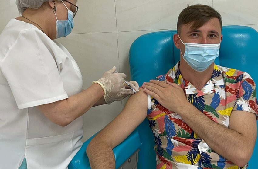 Reacția internauților după ce Emilian Crețu s-a vaccinat :„ Așa te lauzi parcă ai rămas gravid”