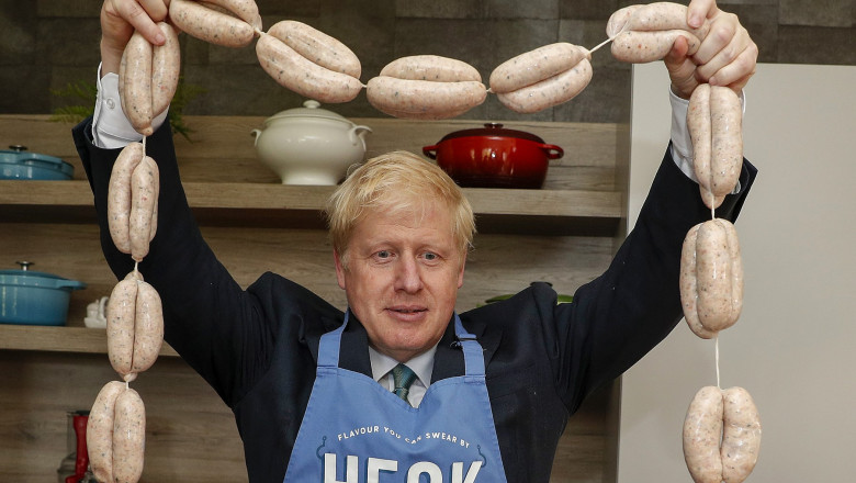  „Războiul cârnaților”. Boris Johnson amenință că nu va ține cont de interdicția UE de la 1 iulie asupra produselor din carne