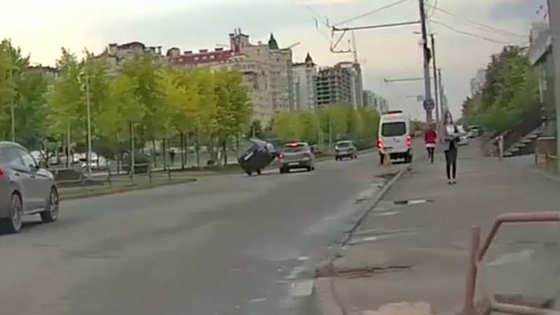  (video) Mașini „zburătoare” la Ciocana: Situația incredibilă provocată de manevra greșită a unui șofer