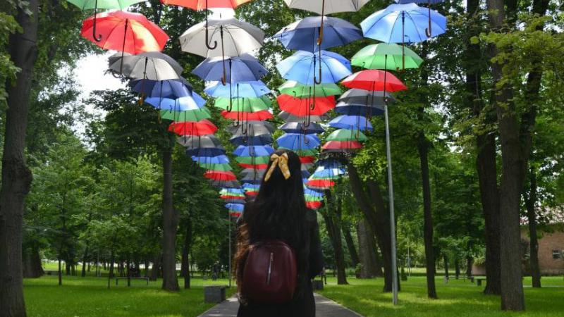  Te-a prins ploaia prin oraș: Te poți adăposti la Festivalul Umbrelelor
