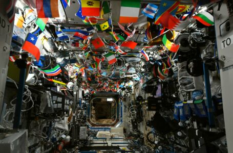(foto) Drapelele mai multor țări, printre care și Moldova, au ajuns în cosmos: Cum a fost decorată Stația Spațială Internațională