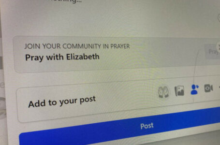 Facebook intră pe „piața religiilor”. Platforma socială implementează un sistem de rugăciuni online