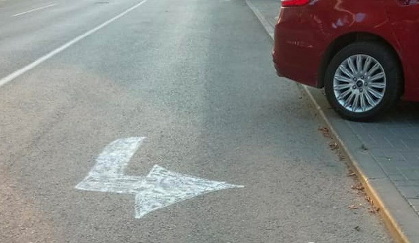  Au făcut-o pe drumarii: Șoferii care au desenat marcaje într-o intersecție din Chişinău sunt căutaţi de poliţie