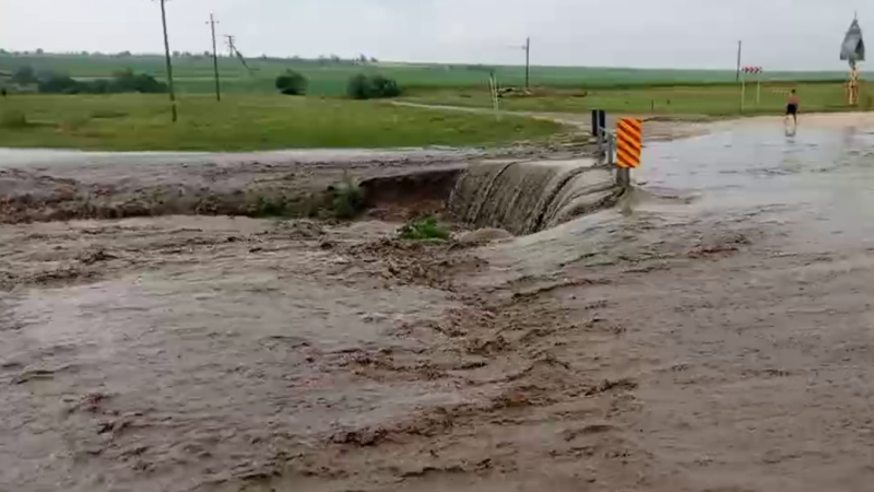  S-a rupt cerul deasupra țării: Podul de la intrarea în localitatea Ucrainca din Căușeni a fost inundat