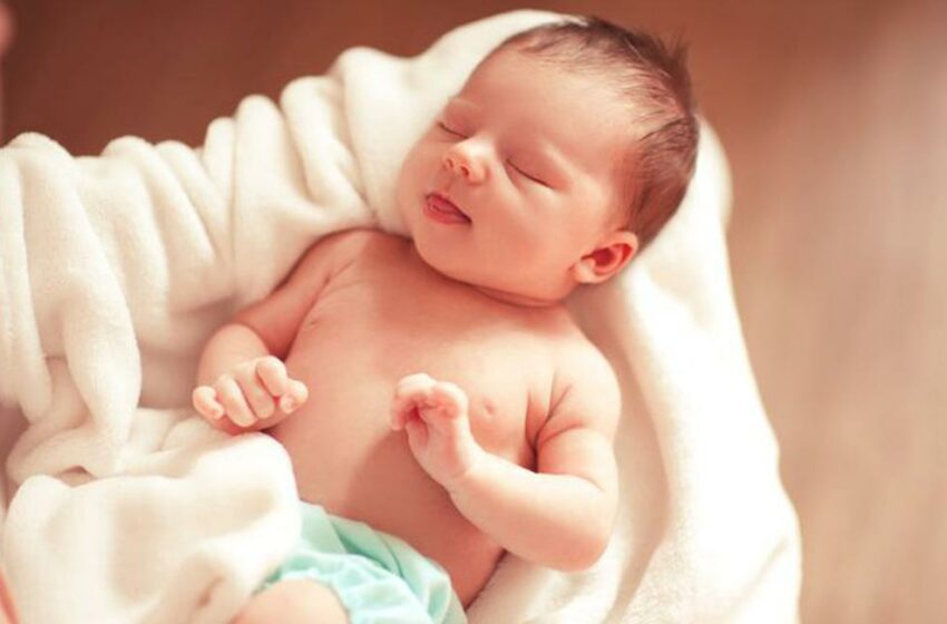  (FOTO) Cel mai mic bebeluș din lume a fost externat după 13 luni de spitalizare