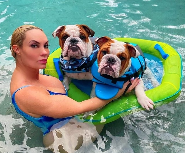 Coco Austin s-a făcut antrenoare de înot pentru câini. Niciodată dulăii nu au avut un antrenor mai sexy!