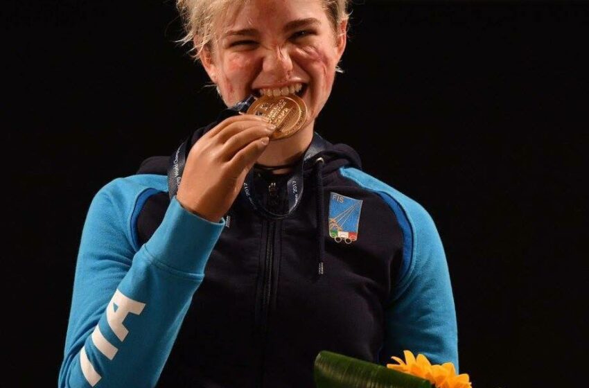  Beatrice Vio, câștigătoarea medaliei de aur la scrimă la Jocurile Paralimpice de la Tokyo. A rămas fără mâini și fără picioare la 11 ani, din cauza meningitei