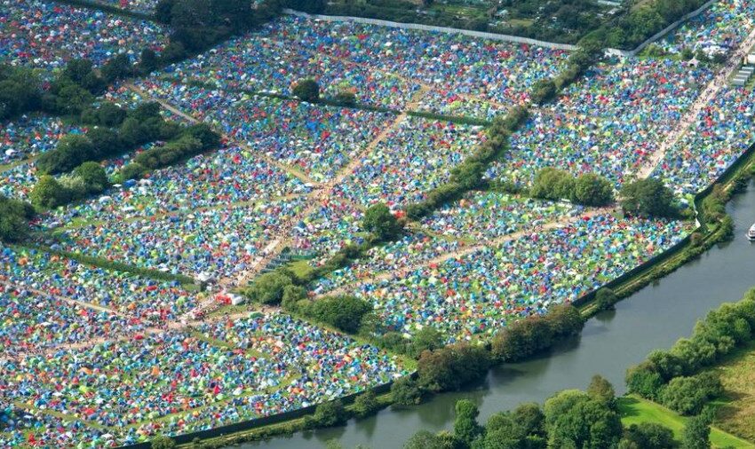  Mii de corturi, lăsate în urmă pe un câmp după un festival, de muzică din Anglia. Ce spun ecologiștii