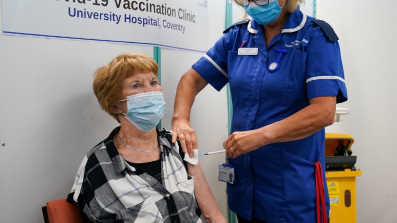  Prima persoană din lume vaccinată anti-Covid a primit a treia doză