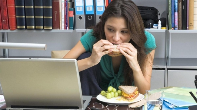  4 motive, pentru care nu trebuie să mănânci în fața calculatorului