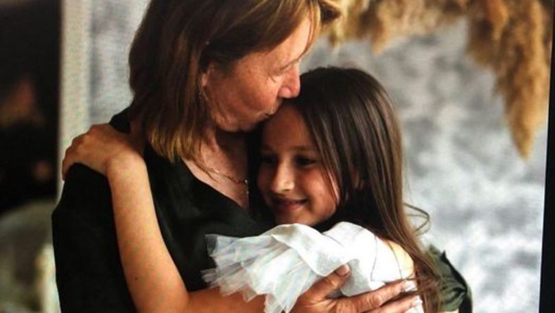  (VIDEO) Nepoata lui Emilian Crețu „livrată într-o valiză ca un adevărat cadou” bunicii