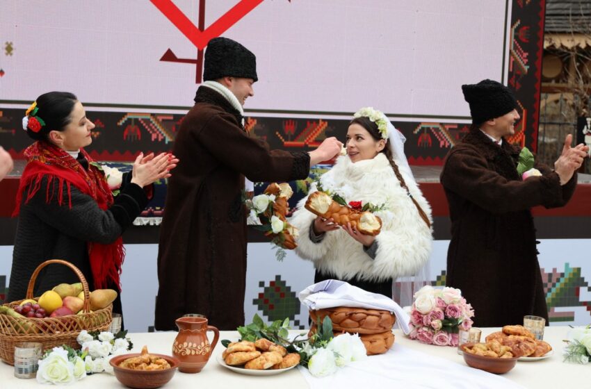  FOTO Cu dor de tradiții: Cele mai frumoase covoare de nuntă au devenit „vedetele” unui 	Târg din Capitală
