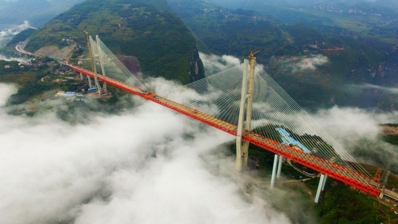  În doar 3 ani, China a construit un pod de înălțimea unei clădiri cu 200 de etaje. Cât a costat structura gigantică