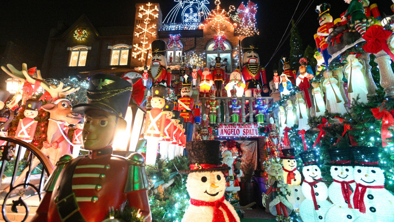  Cum arată de Crăciun un cartier din New York unde fiecare casă este decorată cu mii de lumini. Locul atrage turiștii ca un magnet