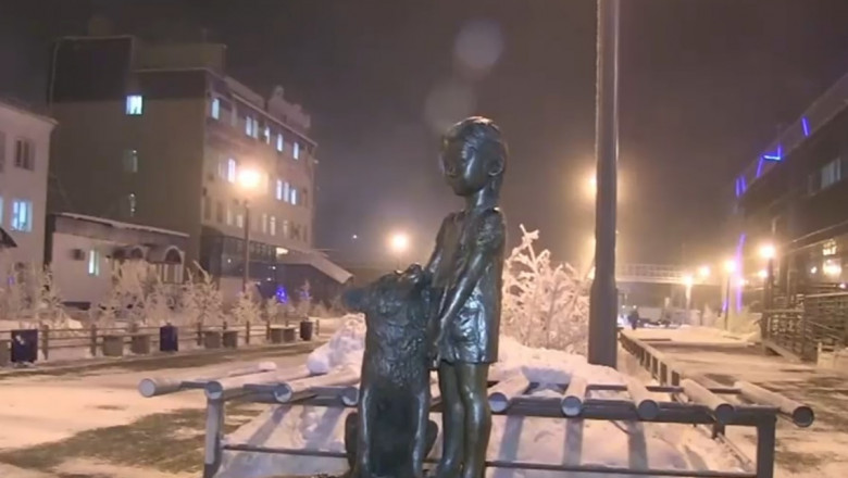  Povestea fetiței căreia i s-a ridicat o statuie de bronz în inima Siberiei. „Toate mamele vor ca și copiii lor să fie la fel ca ea”