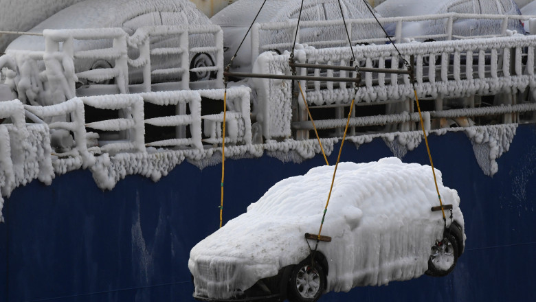  Zeci de mașini înghețate aduse din Japonia au fost descărcate în portul Vladivostok din Rusia