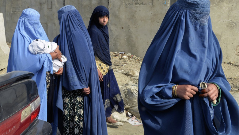  Talibanii le interzic femeilor să călătorească neînsoţite. Distanța pe care o pot parcurge singure a fost clar stabilită