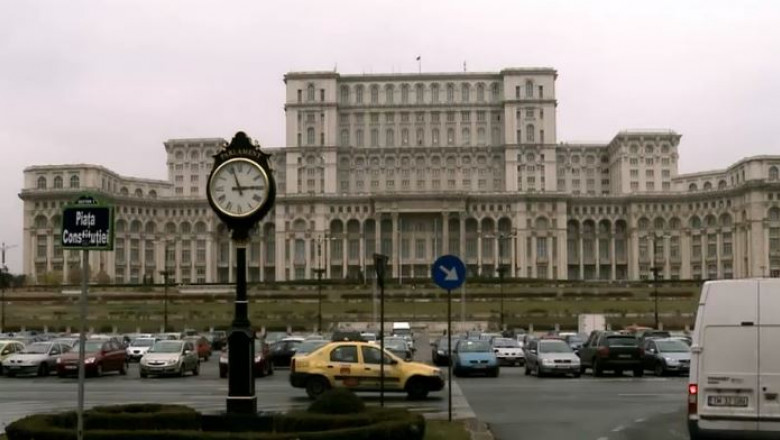  Intrare prin efracție în Parlamentul României. Un bărbat beat, plecat de la o petrecere, a spart un geam și a intrat în clădire