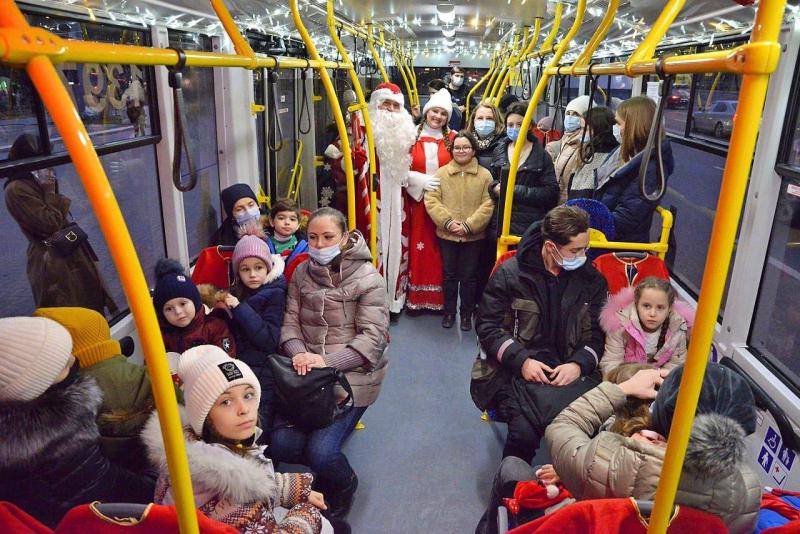  (FOTO) Moș Crăciun mai are o meserie: E ghid în troleibuzul turistic din Chișinău, împreună cu Albă ca Zăpada