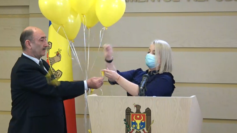  (VIDEO) „Unde-s banii, doamna Sandu?” Deputații BCS au spart baloane galbene ca simbol al „promisiunilor președintei din campania electorală”
