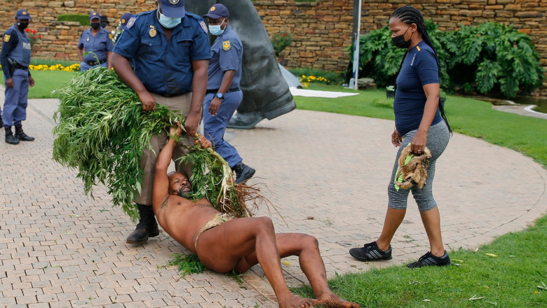  „Regele Khoisan” din Africa de Sud a fost arestat după ce a crescut cannabis lângă palatul prezidențial