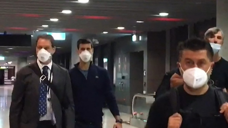  (foto) Novak Djokovic a fost expulzat din Australia. Imagini cu sportivul la plecarea de pe aeroport