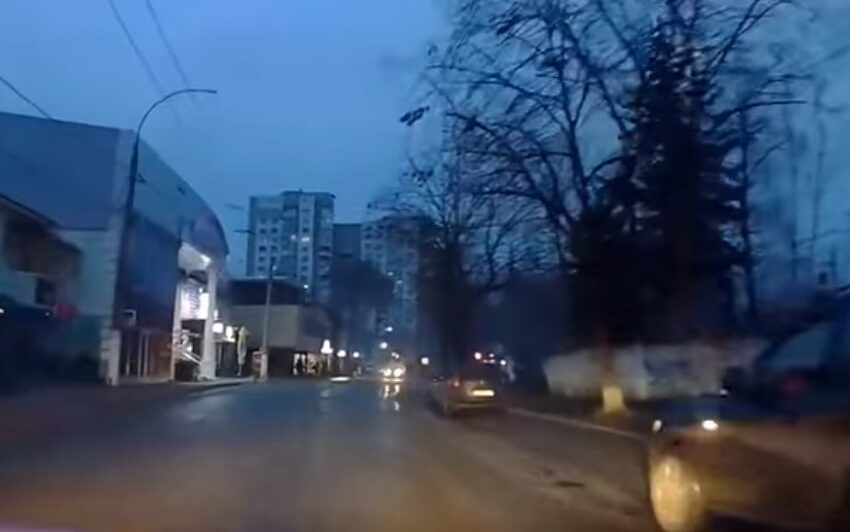  (VIDEO) „Nu înțeleg în limba moldovenească”: O șoferiță beată s-a dat în spectacol în fața polițiștilor