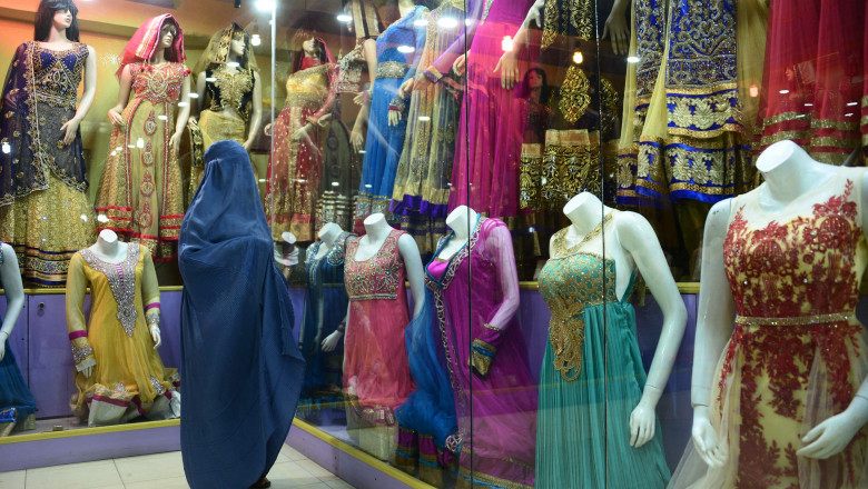  Talibanii au ordonat „decapitarea” manechinelor-femei din vitrinele magazinelor, pentru a nu fi transformate în „idoli”