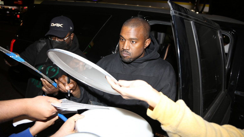  Kanye West acuzat că ar fi lovit cu pumnul un fan care încerca să obţină un autograf