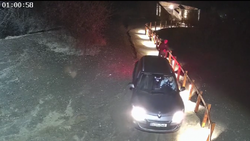  (VIDEO) Au mers cu mașina peste covorul verde, încercând să o parcheze chiar pe terasa Belvedere de la Orheiul Vechi: Mizeria, lăsată în urmă de câțiva tineri