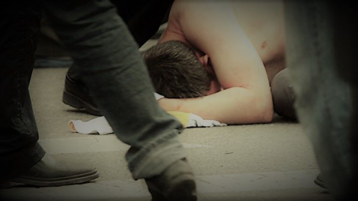  (VIDEO) Un tânăr, bătut cu cruzime de un TikToker, în fața unui club de la Ciocana: – Na p*darule