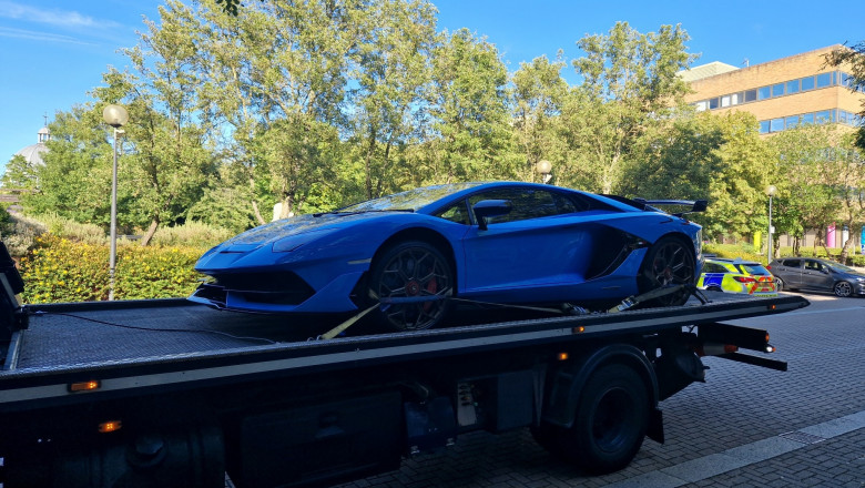  GALERIE FOTO  Lamborghini de 320.000 de euro confiscat de polițiștii englezi pentru că proprietarul „uitase” să-și facă asigurare